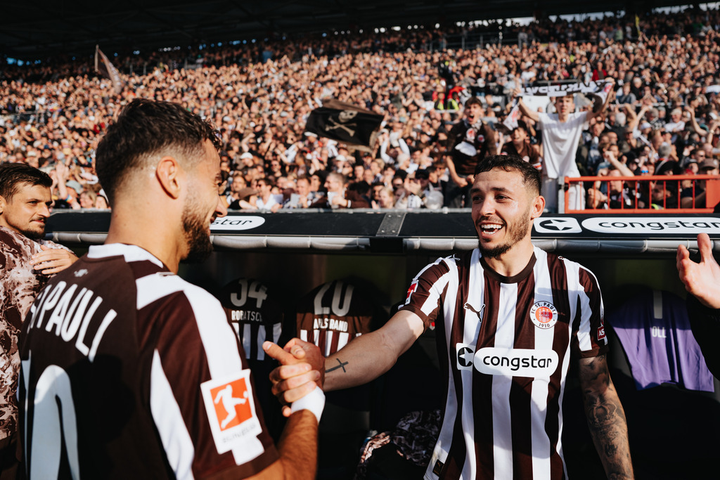 FCS05446 | Der offizielle Shop für FC St. Pauli Fotos. Wähle aus Spielszenen & Fanmomenten dein FCSP Wunschformat. Wir liefern Millerntor-Atmosphäre.