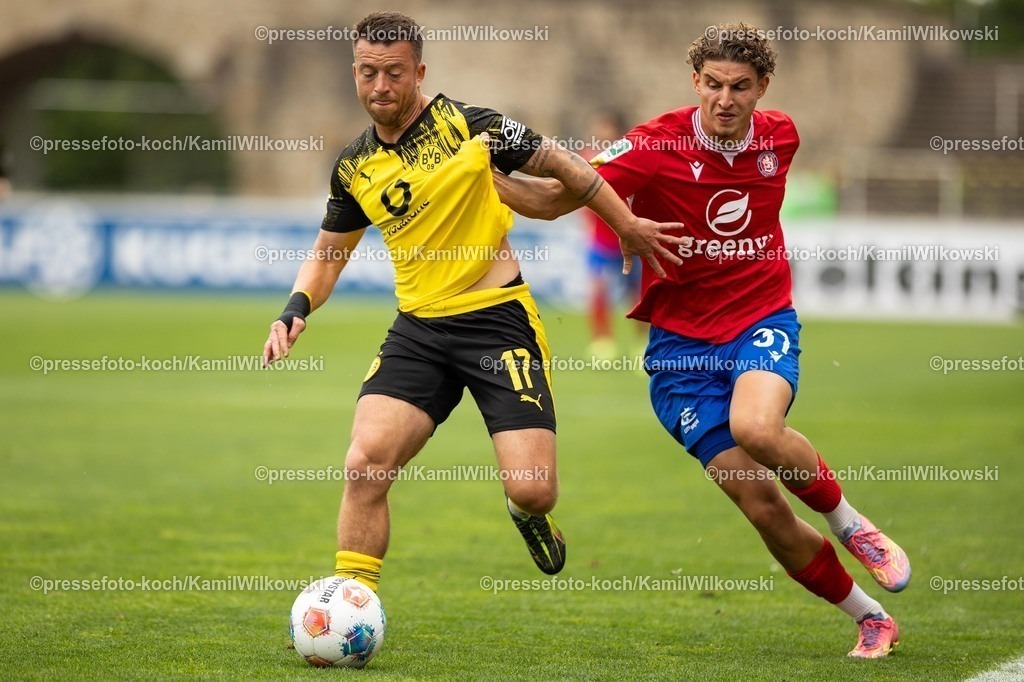 xkwi17082501013 | 17.08.2025, xkwix, Fußball, Regionalliga West, Borussia Dortmund U23 - Wuppertaler SV, Stadion Rote Erde: Patrick Göbel (Borussia Dortmund 2 #17) im Zweikampf gegen Amin Bouzraa (Wuppertaler SV #37)