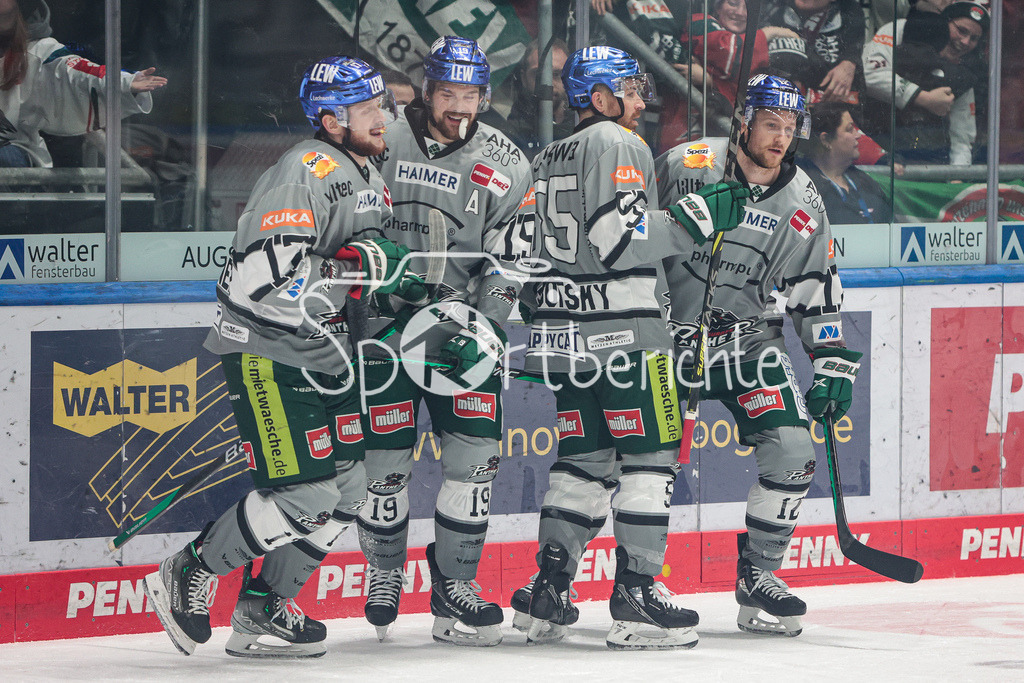 Augsburger Panther - Iserlohn Roosters | Die Panther jubeln nach dem Tor zum 1-0 durch Sebastian WAENNSTROEM (AEV #40) / Sebastian WÄNNSTRÖM