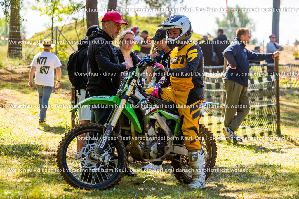 20260517_Templin-6093 | Sportfotografin aus Berlin-Brandenburg mit Fokus auf Motocross. Ich halte deine sportliche Leistung und echte Emotionen auf und neben der Strecke professionell fest. Entdecke die Fotos von deinem Rennen und bestelle sie direkt hier im Shop.