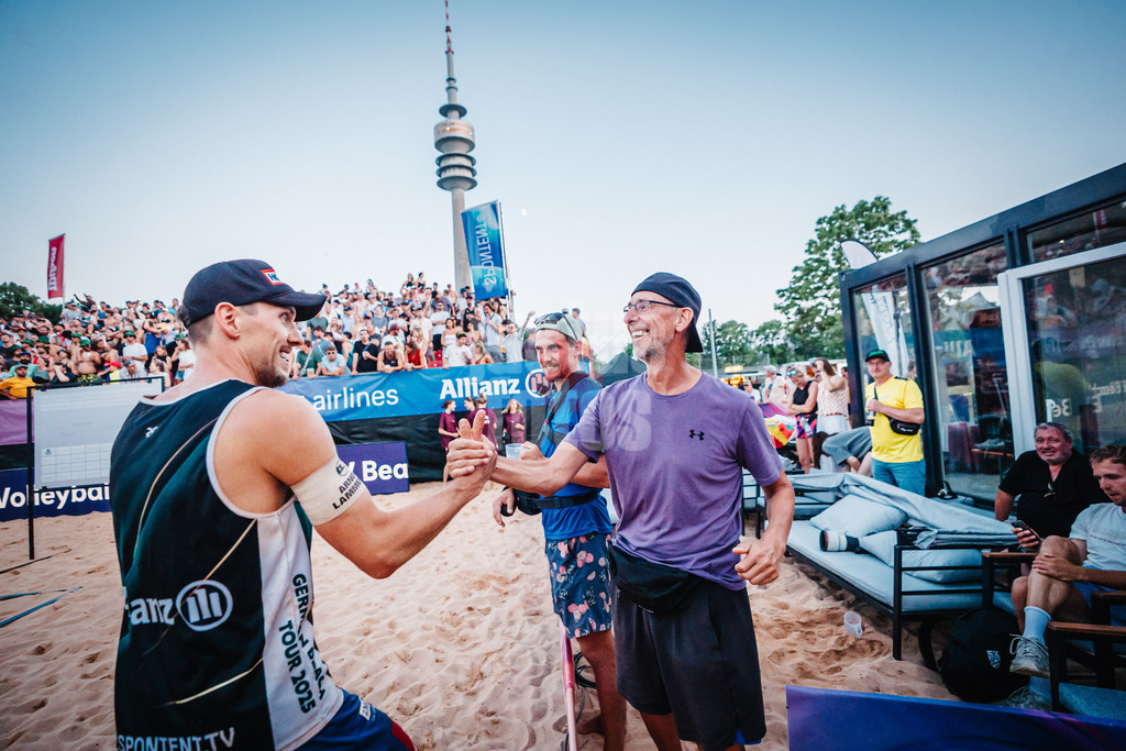 Beachvolleyball | Männer | Allianz German Beach Tour 2025 | Tourstop München | 05.07.2025 | v.l. David Poniewaz, Bennet Poniewaz und ihr Vater Bert Poniewaz