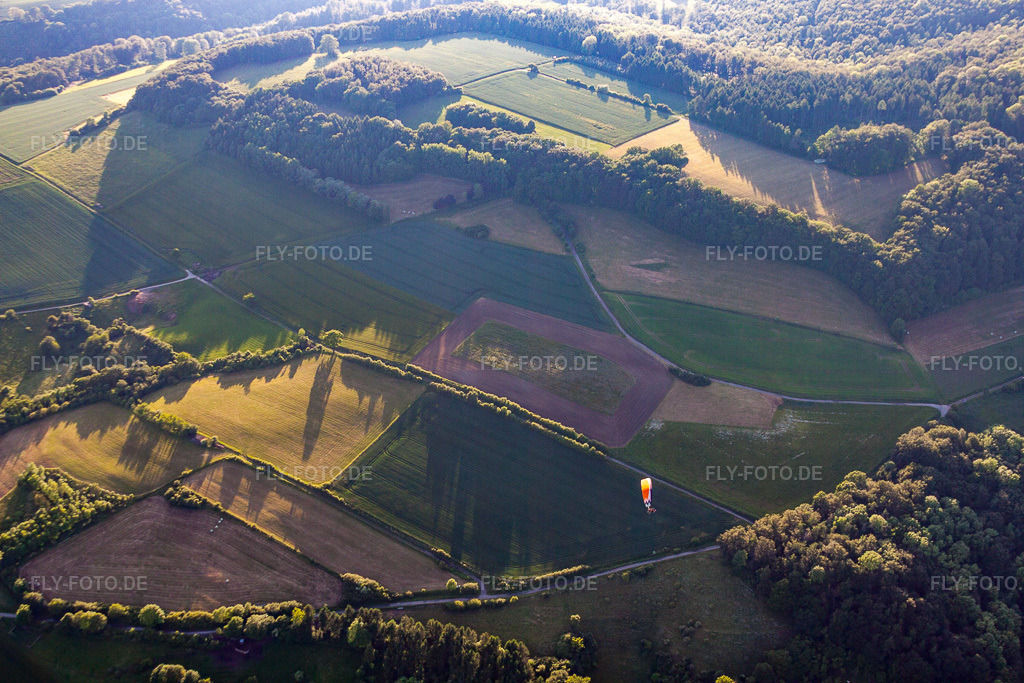 Luftbild: Gleitschirm über Feldern und Wäldern in Pegestorf im Bundesland Niedersachsen in Deutschland. Foto: IMG_64990.jpg vom 23.05.2014 durch Werner Riehm/FLY-FOTO.de