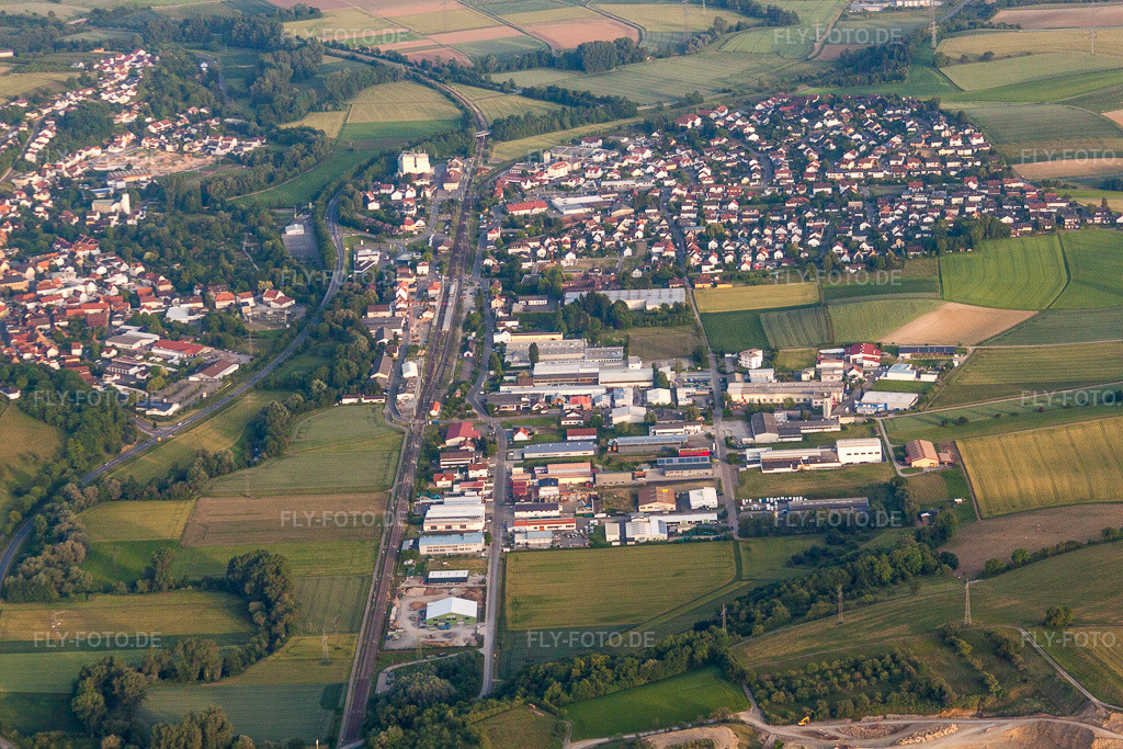 Luftbild: Ortsansicht der Straßen und Häuser der Wohngebiete in Meckesheim im Bundesland Baden-Württemberg in Deutschland. Foto: IMG_66369.jpg vom 30.05.2014 durch Werner Riehm/FLY-FOTO.de