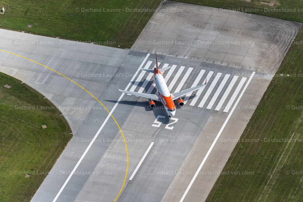4034354 | FILDERSTADT 22.07.2020 Passagierflugzeug mit der Kennung OE-IJS der Fluggesellschafdt easyJet Europe vom Typ Airbus A320-200 beim Start auf dem Flughafen Stuttgart in Filderstadt im Bundesland Baden-Württemberg, Deutschland. Weiterführende Informationen bei: Flughafen Stuttgart GmbH,  easyJet Airline Company Limited. // Passenger aircraft with the registration OE-IJS of the airline easyJet Europe of the type Airbus A320-200 taking off at Stuttgart Airport in Filderstadt in the state Baden-Wuerttemberg, Germany. Further information at: Flughafen Stuttgart GmbH,  easyJet Airline Company Limited. Foto: Gerhard Launer