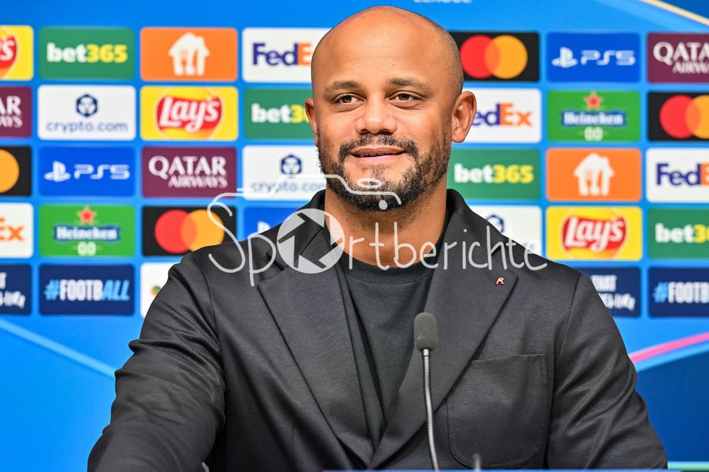 Paphos FC - FC Bayern München | im Bild Vincent KOMPANY Trainer FC Bayern Muenchen auf der Pressekonferenz vor dem Spiel in Pafos / Einzelfoto / Freisteller