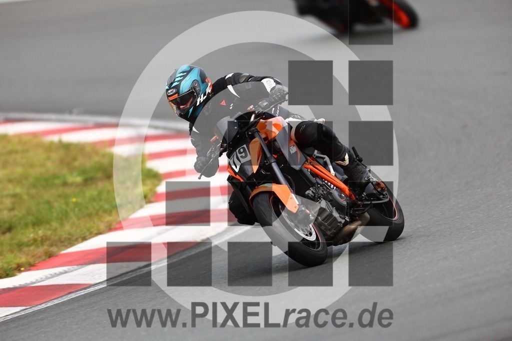 0079-20240909_02411 | Schöne Erinnerungen an spannende Momente - das festzuhalten ist unser Job. PIXELrace.de ist seit 2003 auf den Rennstrecken Europas unterwegs um die Action draußen beim Fahren und die wunderbare Stimmung imm Fahrerlager für euch einzufangen.