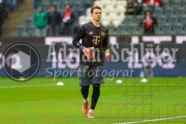 Borussia Mönchengladbach vs FC Bayern München - Bundesliga  | Mönchengladbach, Deutschland, 25.10.25:   Jonas Kurt Urbig (FC Bayern München) schaut waehrend des Spiels der Bundesliga zwischen Borussia Mönchengladbach vs FC Bayern München im Stadion im Borussia Park(Foto von Brauer-Fotoagentur / Adrian Schlueter)