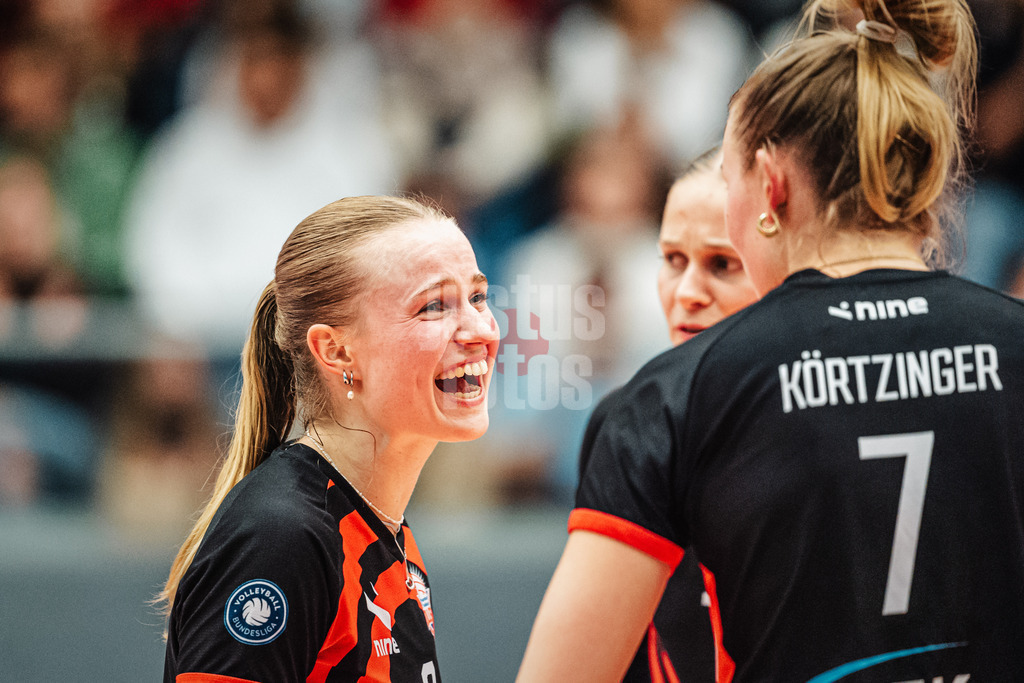 Volleyball | Frauen | Saison 2025/2026 | Volleyball Bundesliga | ETV Hamburger Volksbank Volleys vs. Dresdner SC | 15.11.2025 | v.l. Zoe Konjer (#8, ETV Hamburger Volksbank Volleys) im Gespräch mit Leonie Körtzinger (#7, ETV Hamburger Volksbank Volleys)