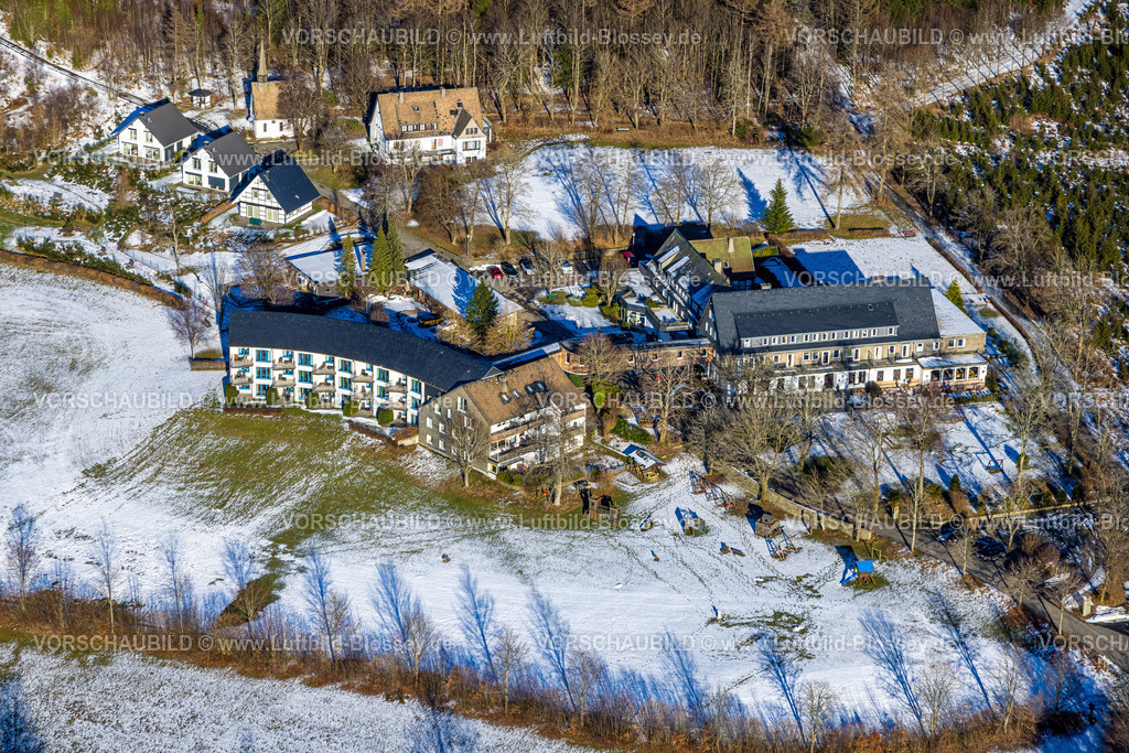 Winterberg230205619Astenberg | Luftbild, Berghotel Hoher Knochen, Kapelle St. Elisabeth, winterliche Landschaft, Westfeld, Schmallenberg, Sauerland, Nordrhein-Westfalen, Deutschland