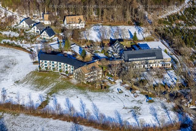 Winterberg230205619Astenberg | Luftbild, Berghotel Hoher Knochen, Kapelle St. Elisabeth, winterliche Landschaft, Westfeld, Schmallenberg, Sauerland, Nordrhein-Westfalen, Deutschland