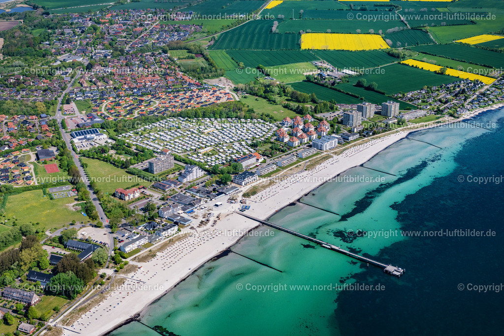 Grossenbrode_ELS_4544150522 | GROßENBRODE 15.05.2022 Ortsansicht an der Meeres-Küste der Ostsee in Großenbrode im Bundesland Schleswig-Holstein. // Townscape on the seacoast of Baltic Sea in Grossenbrode in the state Schleswig-Holstein. Foto: Martin Elsen
