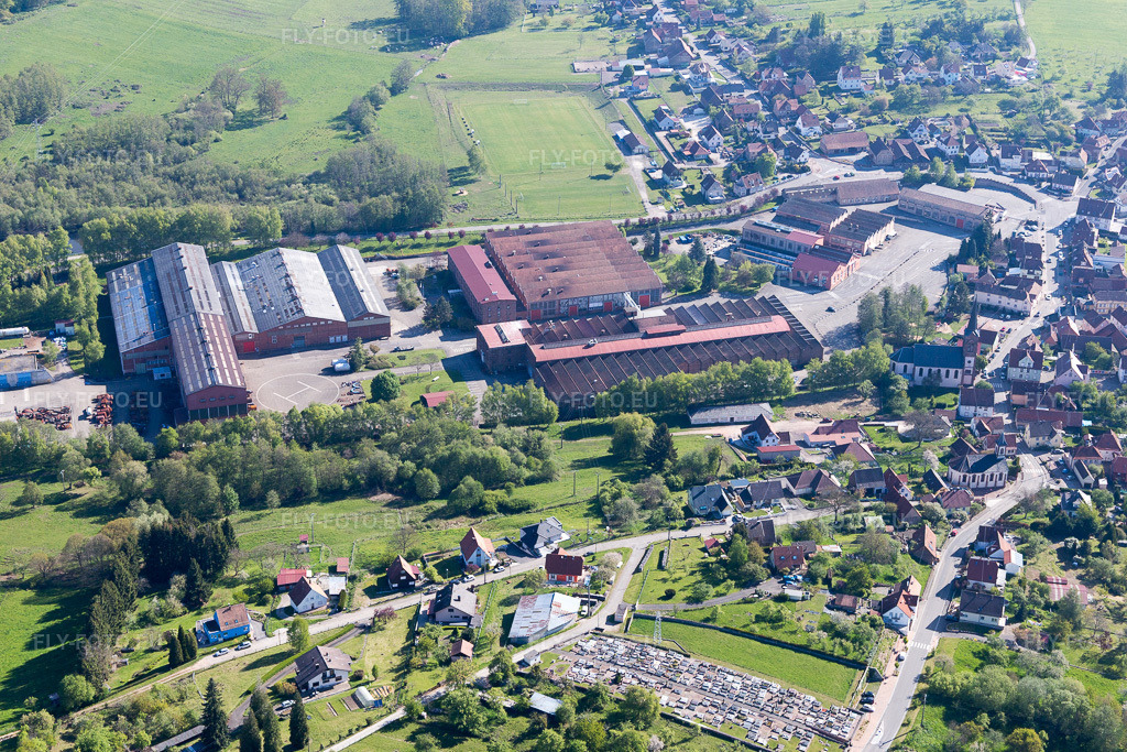 Vue aérienne: Vue de la ville à Zinswiller dans le département Bas Rhin, France. Photo: IMG_099472.jpg prise le 30/04/2017 par Werner Riehm/FLY-FOTO.euRésolution de l'original: 5472 x 3648 px