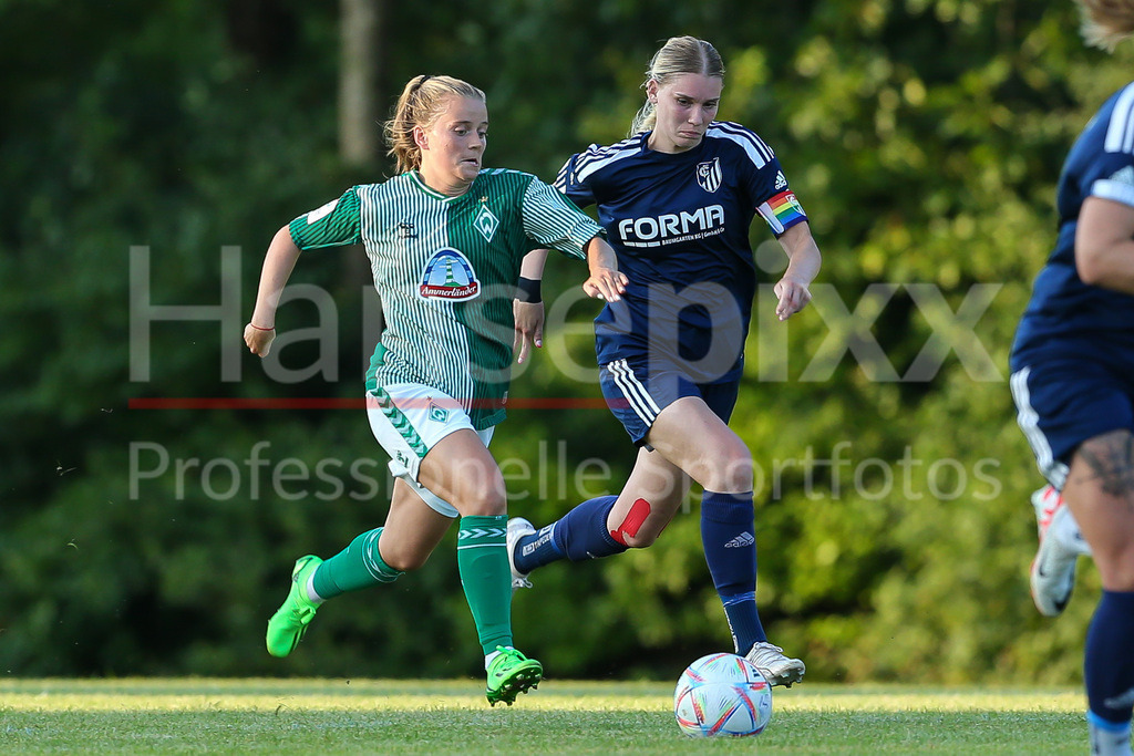 Fussball, Testspiel Frauen, FC Geestland - SV Werder Bremen | v.li.: Ricarda Walkling (SV Werder Bremen, 13) und Alicia Kersten (FC Geestland, 20) im Zweikampf, Duell, Dynamik, Aktion, Action, Spielszene
