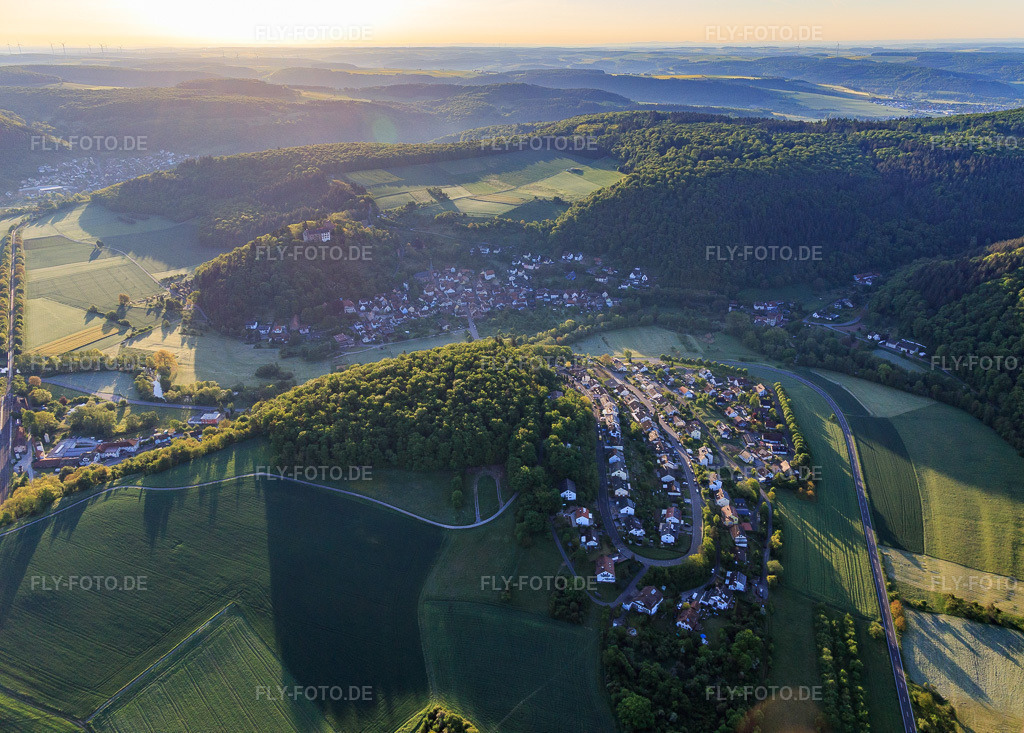 Luftbild: Ortschaft in eine Tauberschleife im Ortsteil Gamburg in Werbach im Bundesland Baden-Württemberg in Deutschland. Foto: IMG_146239.jpg vom 10.05.2025 durch Werner Riehm/FLY-FOTO.de