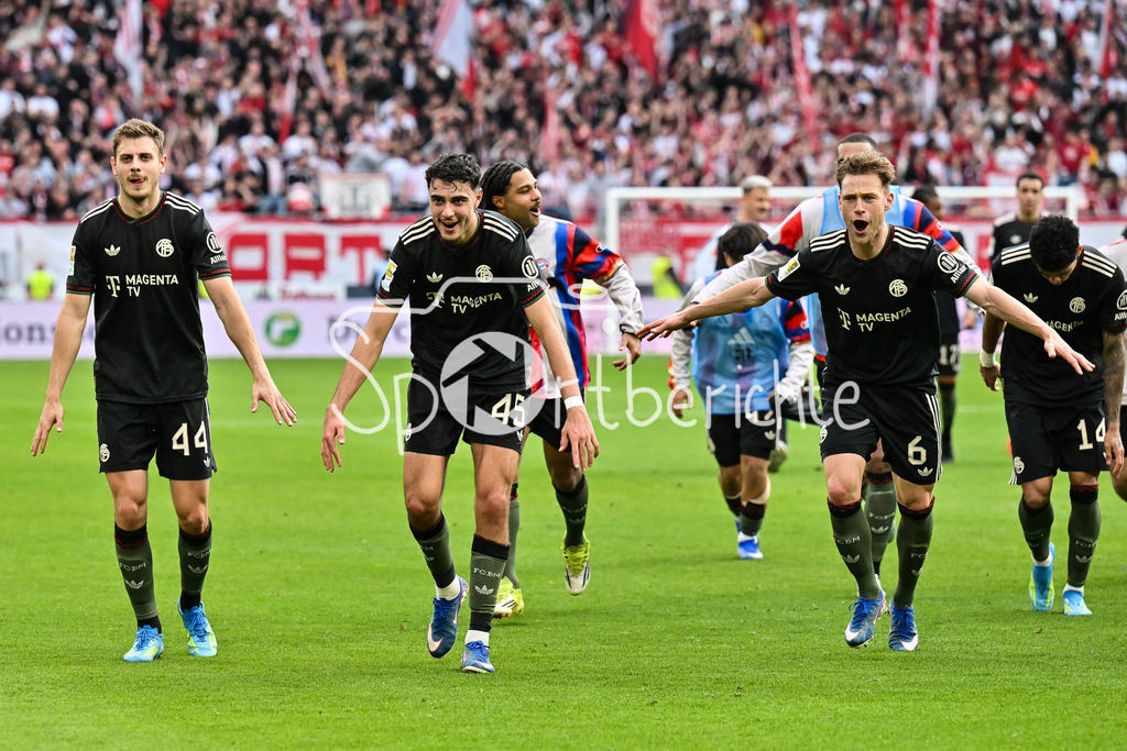SC Freiburg - FC Bayern München | FREIBURG, GERMANY - 04. APRIL: die Spieler der Bayern feiern ausgelassen den Sieg mit den Fans nach dem Bundesligamatch zwischen dem SC Freiburg und dem FC Bayern München am 28. Spieltag im Europa-Park Stadion / DFL REGULATIONS PROHIBIT ANY USE OF PHOTOGRAPHS AS IMAGE SEQUENCES AND/OR QUASI-VIDEO / Josip STANISIC (FC Bayern Munich 44), Aleksandar PAVLOVIC (FC Bayern Munich 45), Joshua KIMMICH (FC Bayern Munich 6)