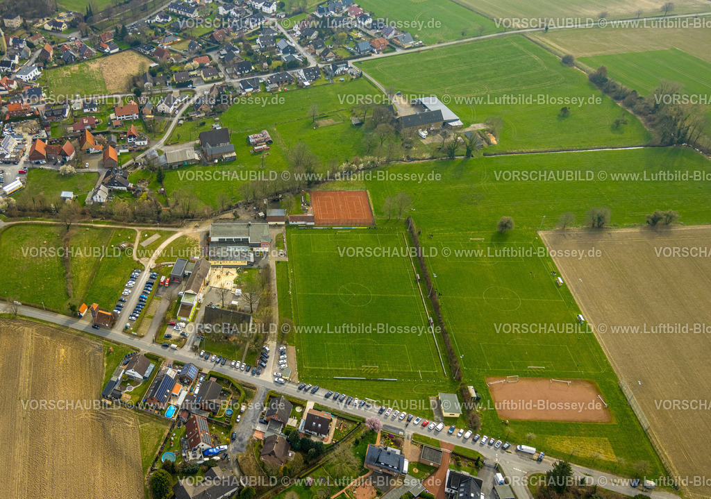 Werl240308577 | Luftbild, Fußballstadion SV 1947 Hilbeck e.V und Tennisplätze Hilbeck, Parkplätze, Feuerwehrgerätehaus und Alte Karl-Orff-Grundschule, Schützenverein Hilbeck 1829 e.V., Hilbeck, Werl, Nordrhein-Westfalen, Deutschland