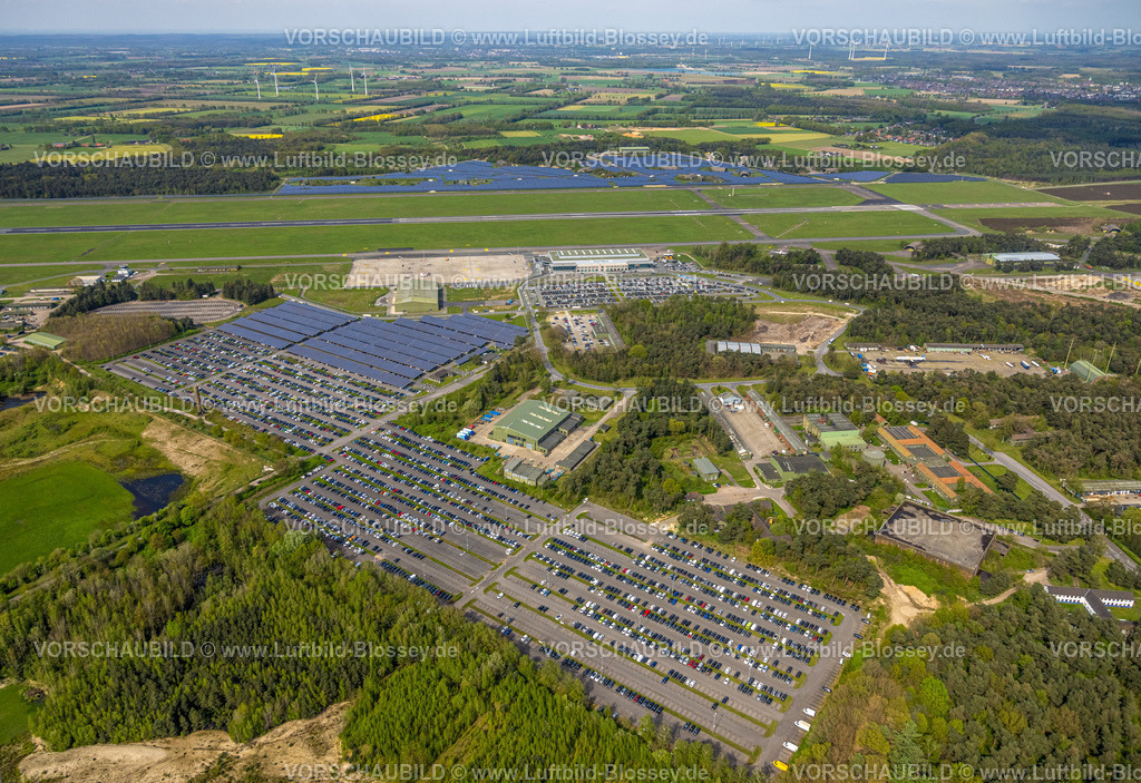 Weeze240402772FlughafenNiederrhein | Luftbild, Flughafen Airport Weeze, Ryanair Fluggesellschaft, Startbahn und Landebahn, Solarpark und Terminal Abfertigungshalle, Parkplätze, Wiesen und Felder mit Fernsicht, Windräder, Baal, Weeze, Niederrhein, Nordrhein-Westfalen, Deutschland