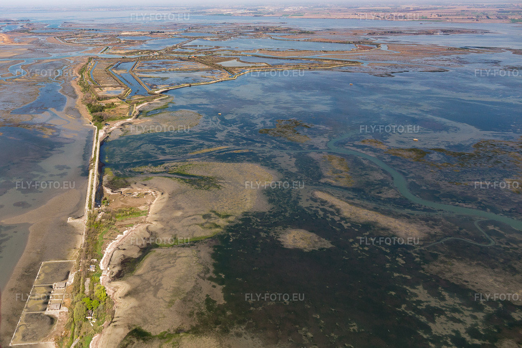 Vue aérienne: Vue de la ville à Grado dans le département Gorizia, Italie. Photo: IMG_098109.jpg prise le 03/04/2017 par Werner Riehm/FLY-FOTO.euRésolution de l'original: 4047 x 2698 px