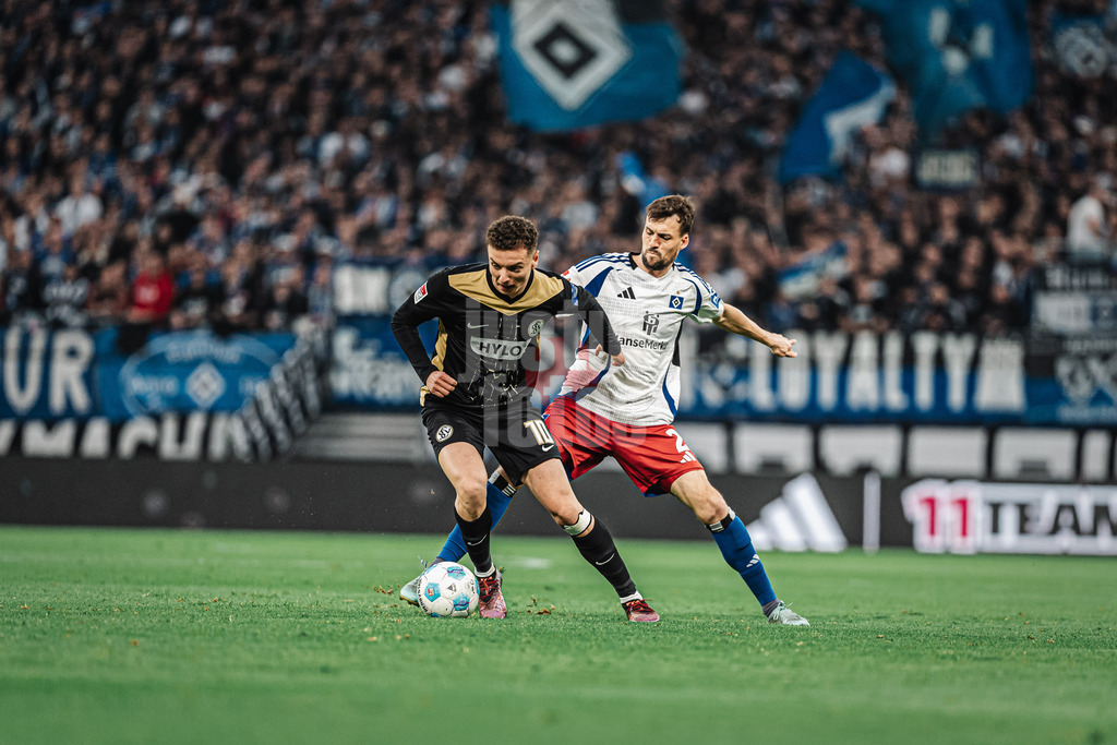 Fußball | Männer | Saison 2024/2025 | 2. Fußball-Bundesliga | 27. Spieltag | Hamburger SV vs. SV 07 Elversberg | 28.03.2025 | v.l. Fisnik Asllani (#10, SV 07 Elversberg) gegen Jonas Meffert (#23, HSV)