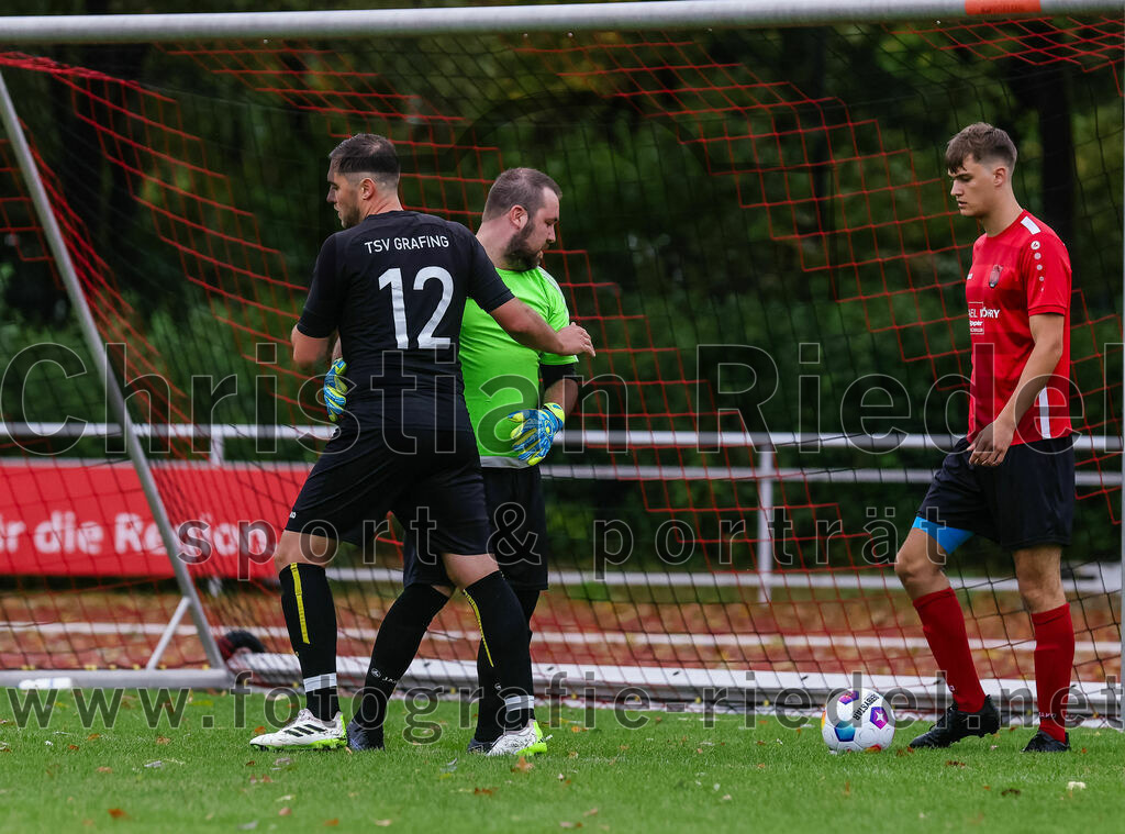 2023-08-27_022_TSV_Zorneding_II_gegen_TSV_Grafing_II | Zorneding, Deutschland, 27.08.2023:
Fußball, A-Klasse 2023 / 2024, 2. Spieltag, TSV Zorneding II gegen TSV Grafing II, Endergebnis: 5:1

Thomas Urban (TSV Grafing, #12), Torwart Tobias Stocker (TSV Zorneding, #1), Felix Mühlhölzl (TSV Zorneding, #4)

Foto: Christian Riedel / fotografie-riedel.net