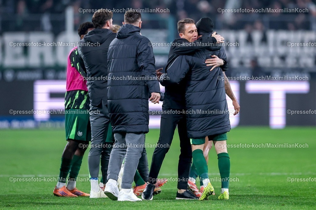 BMG13122502210 | 13.12.2025, Fußball, Borussia Mönchengladbach - VfL Wolfsburg, 1. Fußball Bundesliga, 14.Spieltag, Borussia-Park, Saison 2025 2026: Interimstrainer Daniel Bauer (VfL Wolfsburg #hc) stürmt nach dem Sieg glücklich auf das Spielfeld   DFB regulations prohibit any use of photographs as image sequences and or quasi-video.