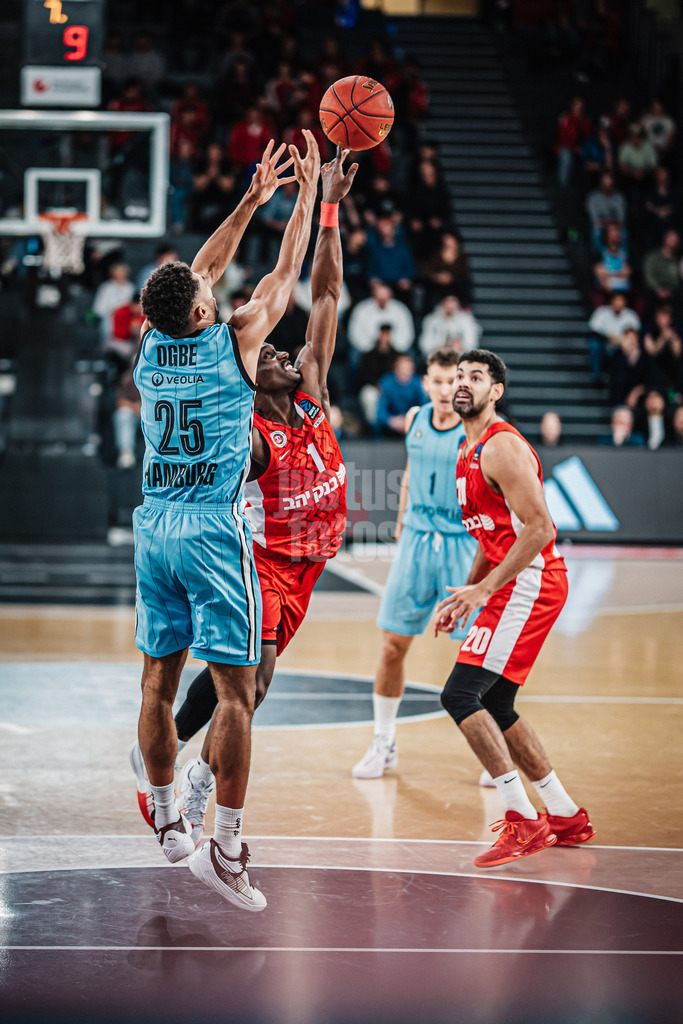 Basketball | Männer | Saison 2024/2025 | BKT EuroCup | Veolia Towers Hamburg vs. Hapoel Bank Yahav Jerusalem | 17.12.2024 | v.l. Kennet Ogbe (#25, Veolia Towers Hamburg) gegen Jared Harper (#1, Hapoel Jerusalem)