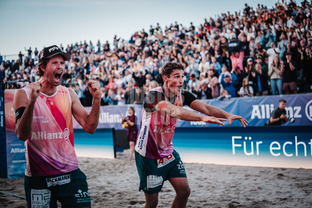 Beachvolleyball | Männer | Deutsche Meisterschaften 2025 Timmendorfer Strand | 05.09.2025 | v.l. Niklas Held und Hennes Nissen jubeln nach dem Sieg
