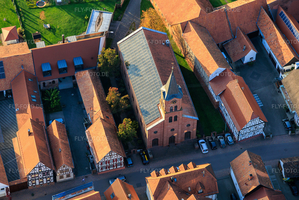 Luftbild: Protestantische Kirche Steinweiler in Steinweiler im Bundesland Rheinland-Pfalz in Deutschland. – Foto: IMG_150246.jpg vom 15.10.2025 durch Werner Riehm/FLY-FOTO.de – Auflösung des Originals: 6000 x 4000 px – Dekanat Bad Bergzabern