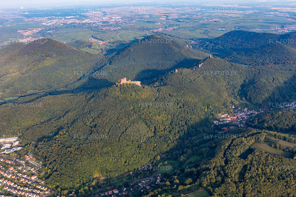 Luftbild: Die 4 Burgen Trifels, Anebos, Jungturm und Münz in Annweiler am Trifels im Bundesland Rheinland-Pfalz in Deutschland. Foto: IMG_103534.jpg vom 21.09.2017 durch Werner Riehm/FLY-FOTO.de