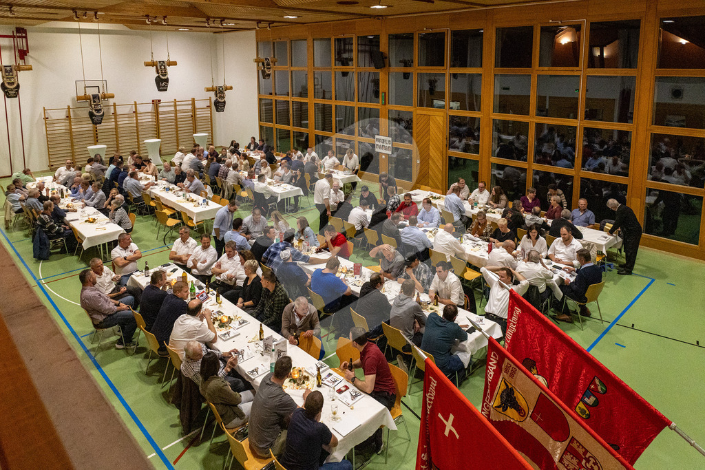 SKE100J_5041 | Die Schwinger des Schwyzer Kantonalen Schwingerverbandes: Fotos, die Dynamik und Leidenschaft festhalten, sowie emotionale Momente aus dem traditionellen Schwingsport zeigen. - Realisiert mit Pictrs.com