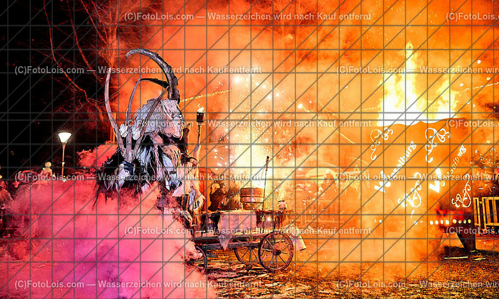 ALP9685_Wieselburger ADVENT_Wintersonnenwende_Perchtenlauf | (C)FotoLois.com, Alois Spandl, Wieselburger Advent, Wintersonnenwendfeier mit Umzug durch die Stadt, Sonnenwendfeuer und Perchtenlauf mit Show im Schlosspark, Mitwirkung der Partnergemeinde EINBECK, Sa 17. Dezmber 2022.