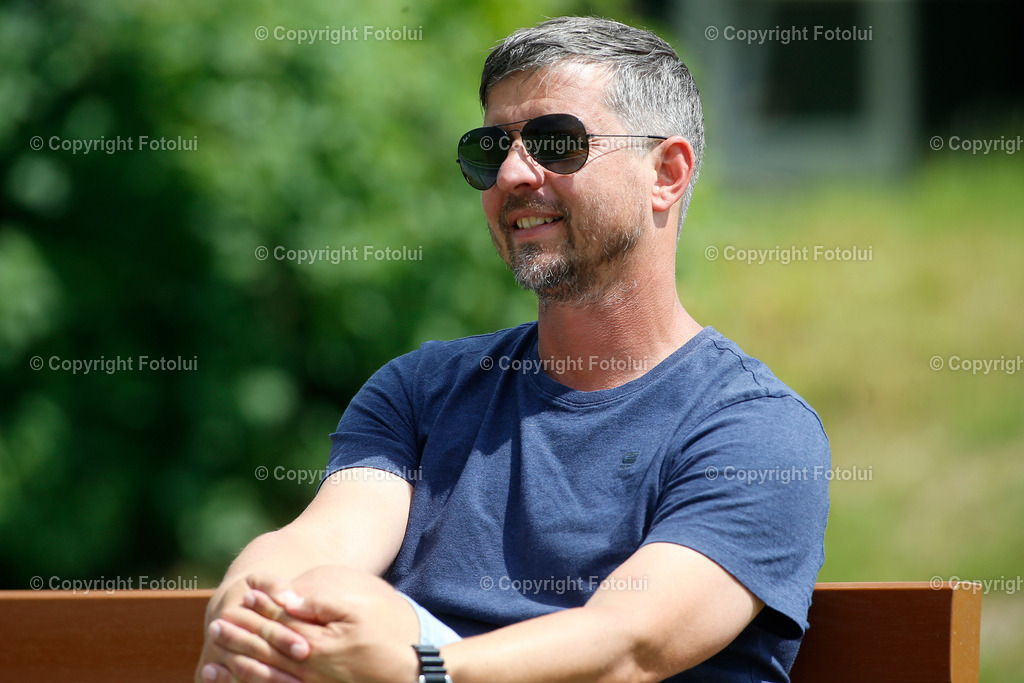 A_LUI_10062023_29 | SPORT,FUSSBALL, LL.OST ASKOE OEDT 1B-UFC PIENO ROHRBACH 10.06.2023 IM BILD: UNTER DEN ZUSEHERN TRAINER GERALD SCHEIBLEHNER (BLAU WEISS LINZ) FOTO:FOTOLUI