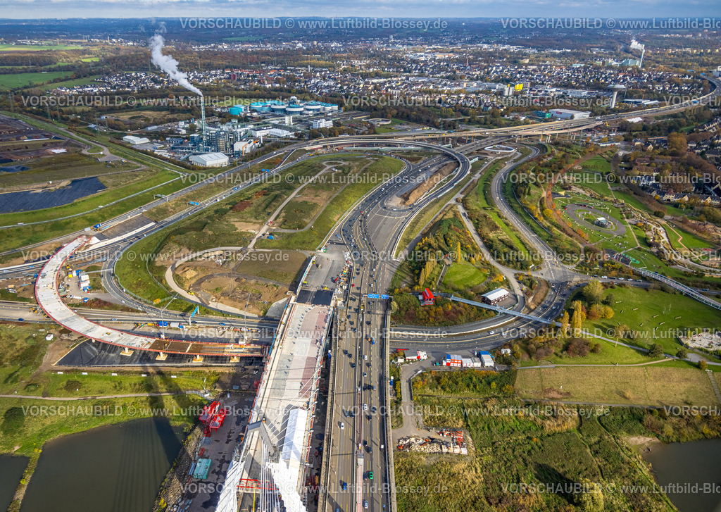 Koeln231100726RheinbrueckeMerkenich | Luftbild, Baustelle Autobahnanschlussstelle der Autobahn A1 und Autobahn A59 an der Rheinbrücke Leverkusen über den Fluss Rhein, Fußgängerbrücke und Entsorgungszentrum Leverkusen mit Rauchwolke, Fernsicht mit Himmel, Merkenich, Köln, Rheinland, Nordrhein-Westfalen, Deutschland