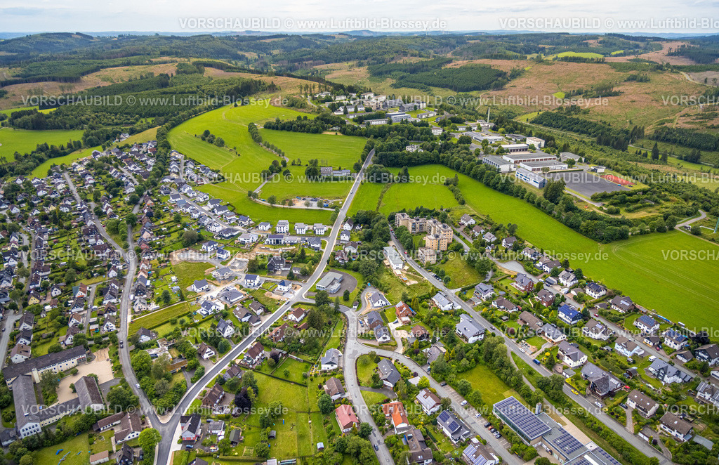 Erndtebrueck240709863 | Luftbild, Neubau Wohngebiet Roger-Drapie-Straße, Hachenberg Kaserne, Waldgebiet mit Waldschäden, Erndtebrück, Kreis Siegen-Wittgenstein, Nordrhein-Westfalen, Deutschland