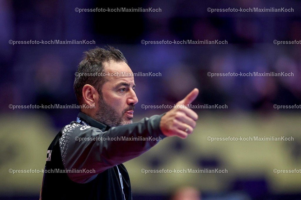 EHF19012601078 | 19.01.2026, Handball, Men's EHF EURO 2026, Österreich - Serbien, Jyske Bank Boxen in Herning, Dänemark, Preliminary Round:  Headcoach Iker Romero Fernandez (Austria #hc) gestikulierend am Spielfeldrand  