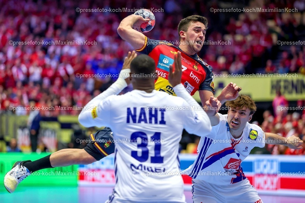EHF26012602062 | 26.01.2026, Handball, Men's EHF EURO 2026, Frankreich - Spanien, Jyske Bank Boxen in Herning, Dänemark, Main Round:  Jan Gurri Aregay (Espania #07) wirft den Ball auf das Tor gegen  Dylan Nahi (France #31)  Thibaud Briet (France #39)