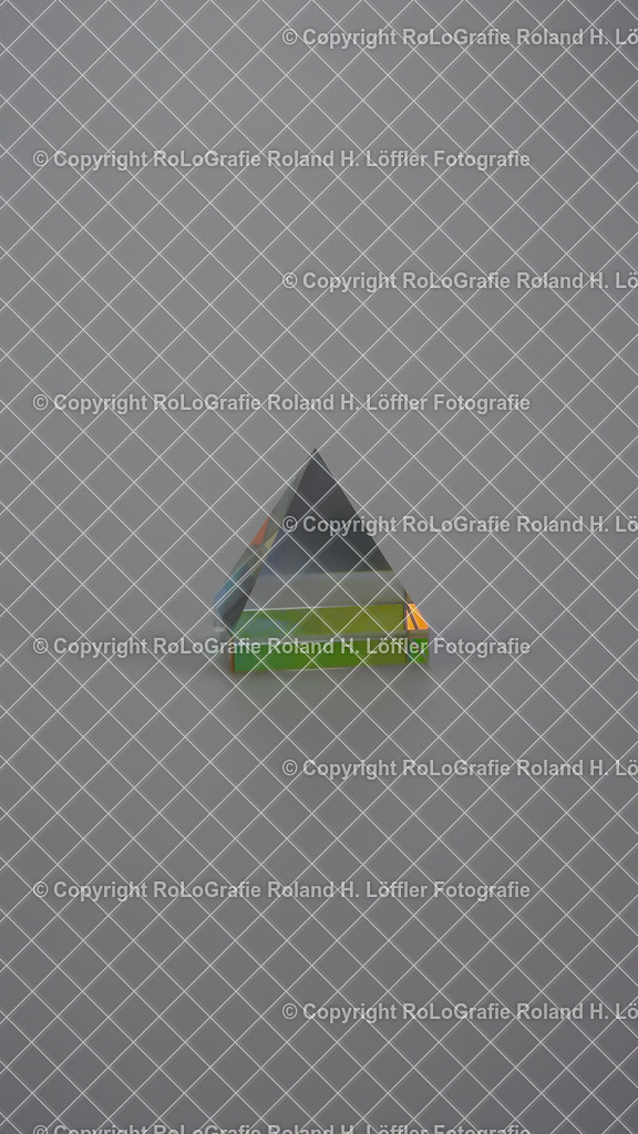20241103-28 | Glaspyramide leuchtet in allen möglichen Farben - Realisiert mit Pictrs.com