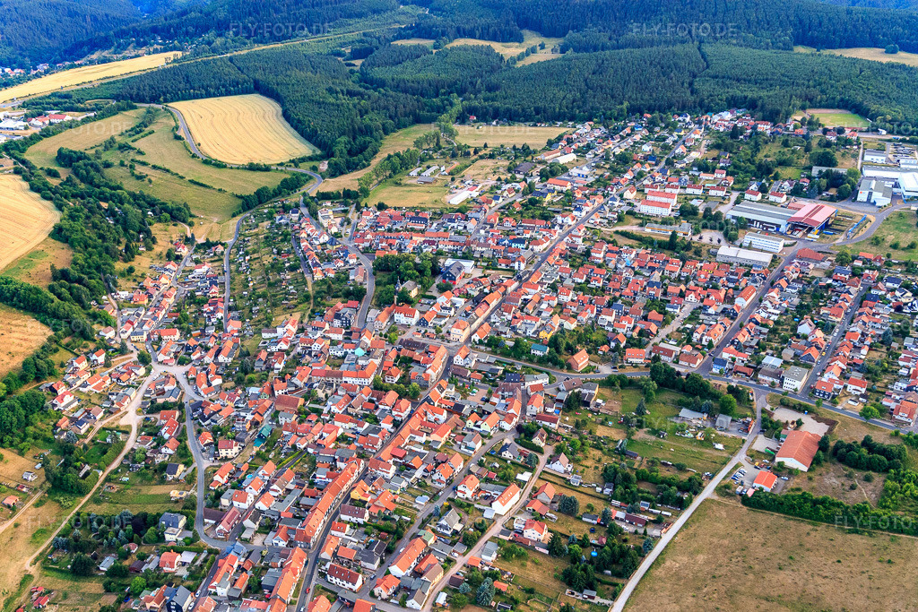 Luftbild: Ortsansicht aus Nordosten in Geschwenda im Bundesland Thüringen in Deutschland. Foto: IMG_116147.jpg vom 10.07.2019 durch Werner Riehm/FLY-FOTO.de