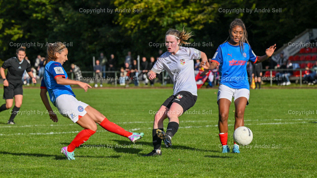 Kieler MTV vs Holstein Kiel | Lina Uck (KMTV #8) / Samanta Carone (Holstein #7 erzielt hier das 0-1) &amp; Janine Minta (Holstein #9) - Fußball-Regionalliga Nord Frauen 2024/2025 / Kieler MTV vs Holstein Kiel / Hauptplatz Schilksee / Kiel / 06.10.24 - Realisiert mit Pictrs.com