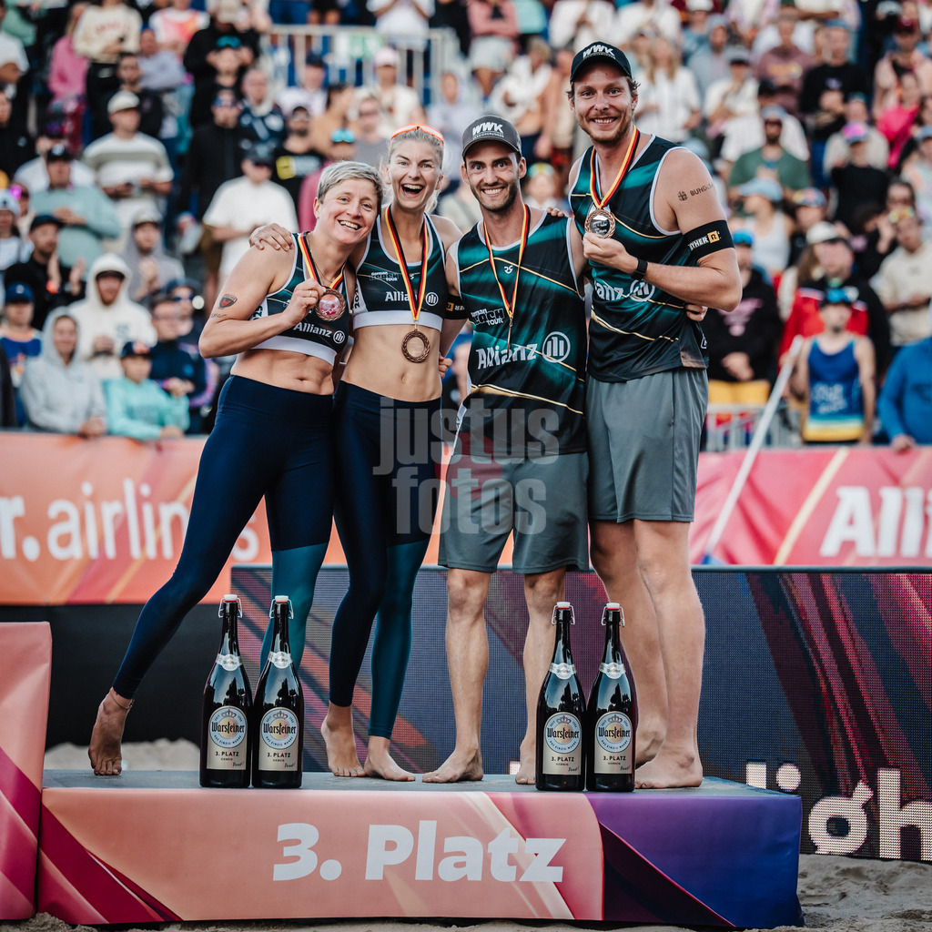 Beachvolleyball | Frauen und Männer | Deutsche Meisterschaften 2025 Timmendorfer Strand | 07.09.2025 | v.l. Melanie Gernert, Nele Barber, Clemens Wickler und Nils Ehlers sind die Bronzemedaillengewinner Siegerehrung Platz Drei
