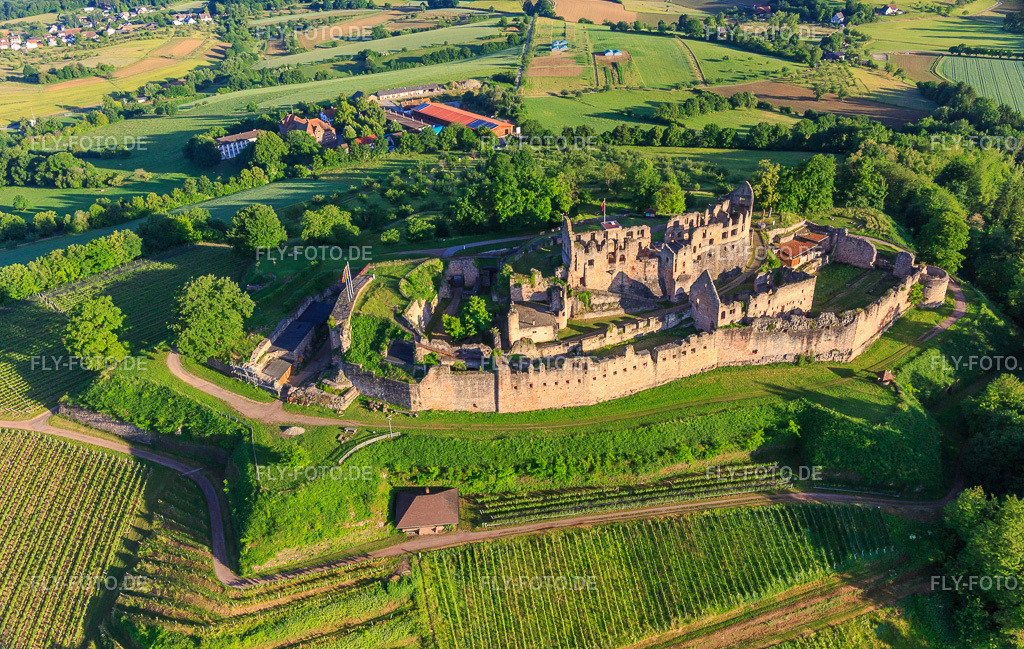 Festungsruine Hochburg bei Emmendingen aus Osten  https://www.hochburg-emmendingen.de/ | Luftbild: Festungsruine Hochburg bei Emmendingen aus Osten  https://www.hochburg-emmendingen.de/ im Ortsteil Windenreute in Emmendingen im Bundesland Baden-Württemberg in Deutschland. Foto: IMG_147558.jpg vom 30.05.2025 durch Werner Riehm/FLY-FOTO.de - Realisiert mit Pictrs.com