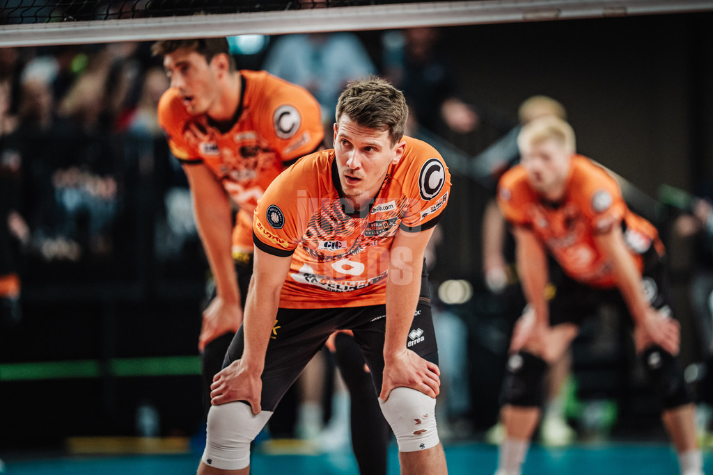 Volleyball | Herren | Saison 2024/2025 | 1. Volleyball Bundesliga Männer | Finale | SVG Lüneburg vs. BERLIN RECYCLING Volleys | 01.05.2025 | Johannes Tille (#6, Berlin Recycling Volleys) wartet auf den Ball