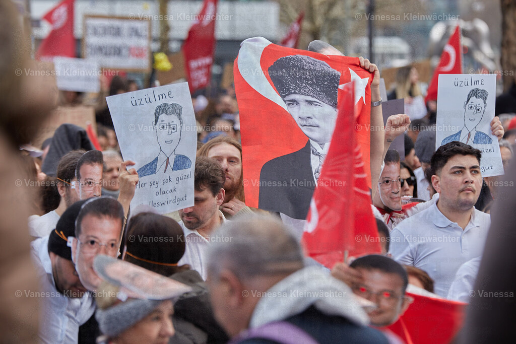 Wir sind alle Ekrem Imamoglu, Breitscheidplatz 30.03.2025 | Mehrere hundert Menschen demonstrieren am 30.03.2025 auf dem Berliner Breitscheidplatz für die Freilassung von Ekrem İmamoğlu sowie verhafteter Protestierender und für die Demokratie in der Türkei. Einige tragen Masken mit dem Gesicht des Istanbuler Bürgermeisters. - Realisiert mit Pictrs.com