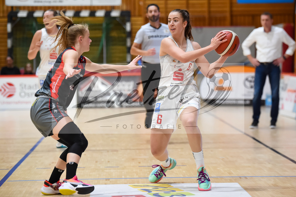 PANNOE20211010_027 | Basketball, Frauen: Anissa Pounds (Eigner Angels Noerdlingen) und Victoria Poros (GiroLive-Panthers Osnabrueck) im Zweikampf beim Spiel der Toyota DBBL zwischen GiroLive-Panthers Osnabrueck und Eigner Angels Noerdlingen im datos – home of the panthers am 10.10.2021 in Osnabrueck, Deutschland. - Realisiert mit Pictrs.com