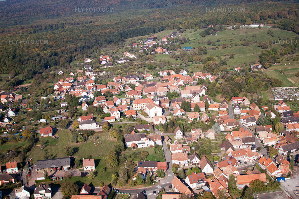 Aerial view: View of the town in Lampertsloch in the state Bas-Rhin, France.Photo: IMG_45863.jpg taken on 10/16/2011 by Werner Riehm/FLY-FOTO.comResolution of the original: 4752 x 3168 px
