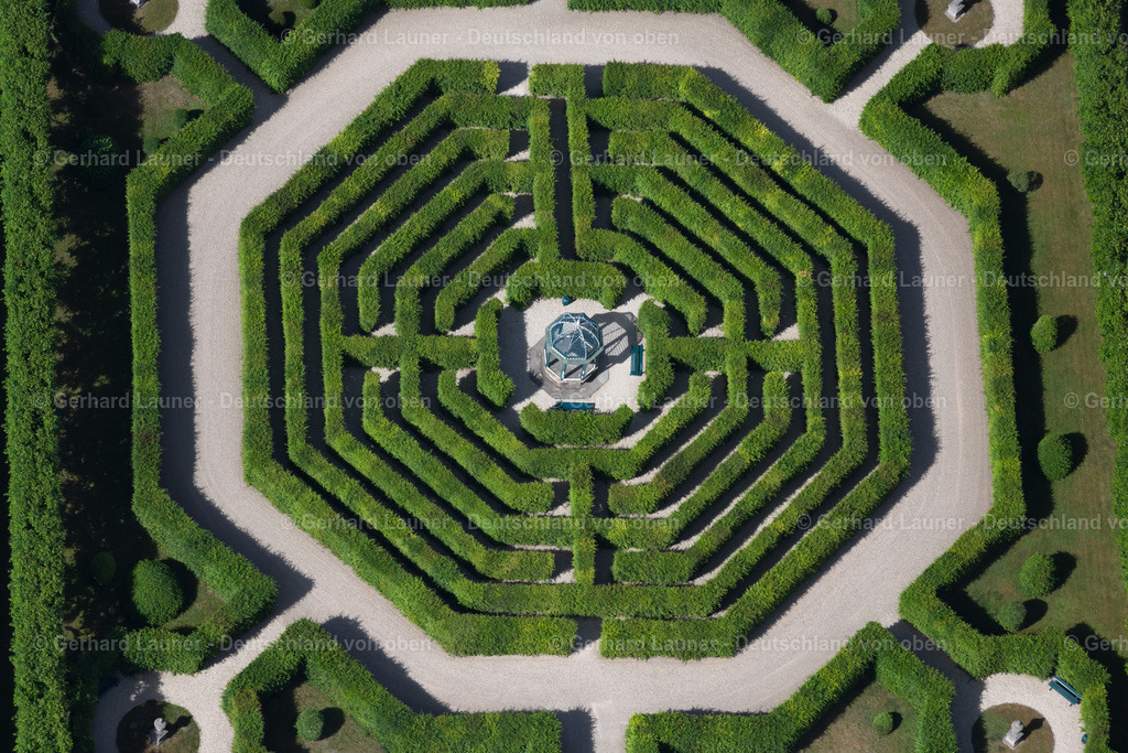4030928 | HANNOVER 02.06.2020 Senkrecht- Luftbild aus der Satelliten- Perspektive vom Der Große Garten im Stadtteil Herrenhausen in Hannover im Bundesland Niedersachsen. Der Barockgarten an der Herrenhäuser Straße wurde im 17. Jahrhundert errichtet und besteht aus vielen Broderiemustern und der zentral gelegenen Glockenfontäne. // Vertical aerial view from the satellite perspective of the the big garden in the part of town of Herrenhausen in Hannover in the federal state Lower Saxony. The baroque garden in the mansions street was established in the 17th century and exists of many Broderie scrutinise and the centrally situated bell jet. Foto: Gerhard Launer
