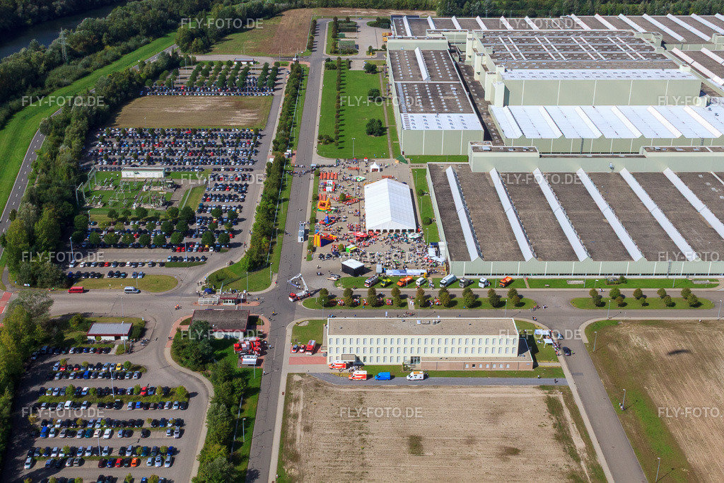 Daimler / Mercedes-Benz  Global Logistics Center GLC auf der Insel Grün https://group.mercedes-benz.com/ | Luftbild: Daimler / Mercedes-Benz  Global Logistics Center GLC auf der Insel Grün https://group.mercedes-benz.com/ in Germersheim im Bundesland Rheinland-Pfalz in Deutschland. Foto: IMG_33995.jpg vom 19.09.2010 durch Werner Riehm/FLY-FOTO.de - Realisiert mit Pictrs.com