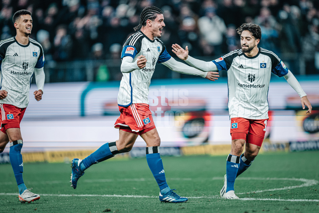 Fußball | Männer | Saison 2023/2024 | 2. Fußball-Bundesliga | 14. Spieltag | Hamburger SV vs. Eintracht Braunschweig | 24.11.2023 | Torschütze Guilherme Ramos (#13, HSV) mitte und Immanuel Pherai (#10, HSV) rechts jubeln nach dem Tor