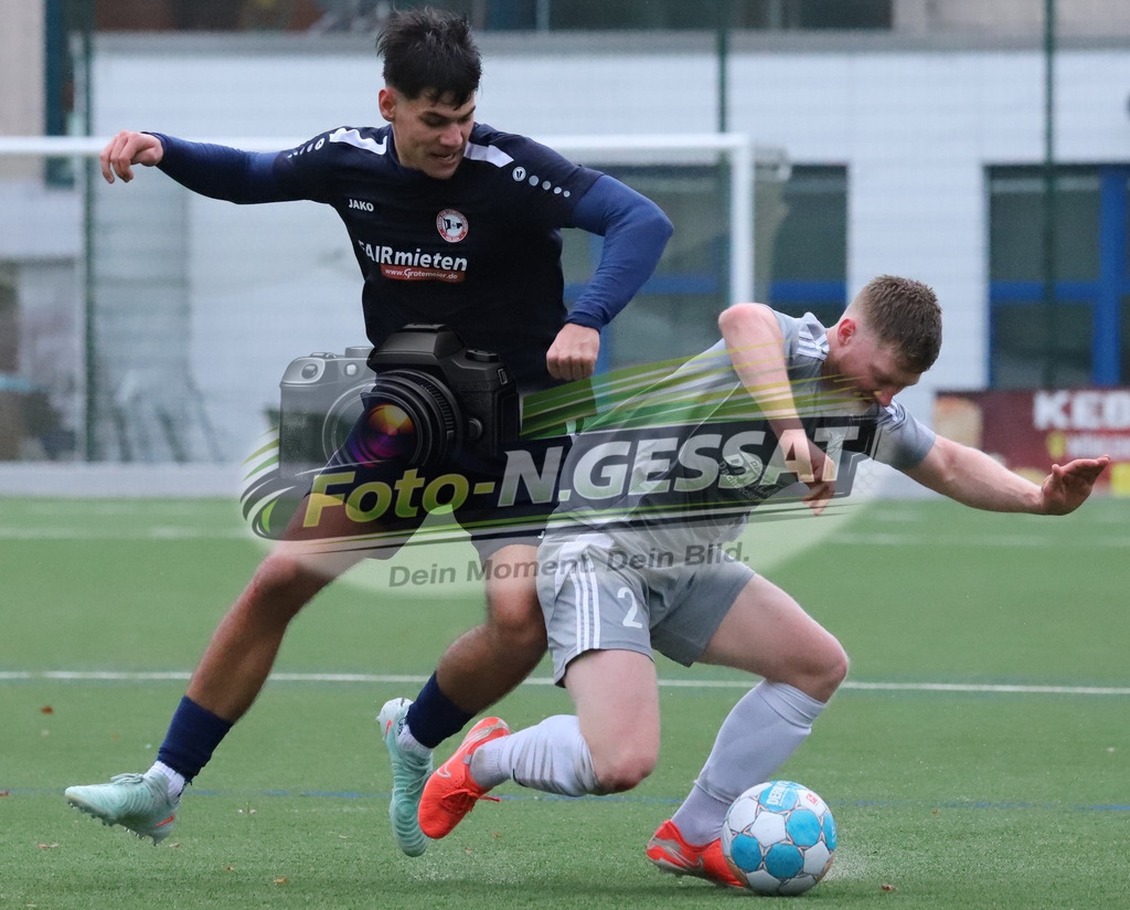 SV Enger-Westerenger - VfL Holsen | Auf dem Bild zu sehen: Grau SV Enger-Westerenger: Kieren Forward ; Schwarz VfL Holsen: Leon HögermeierSC Bünde, VfL Holsen, Saison 25/26, Kreisliga A, Deutschland - Realisiert mit Pictrs.com