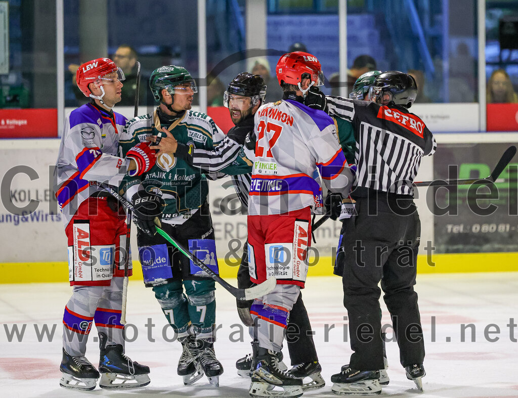 2025-09-14_108_TSV_Erding_gegen_EC_Peiting | Erding, Deutschland, 14.09.2025:Eishockey, Oberliga Süd 2025 / 2026, Testspiel, TSV Erding gegen EC Peiting, Endergebnis: 2:3Louis Trattner (Erding Gladiators, #7), Carson MacKinnon (EC Peiting, #27), Erik Modlmayr (Erding Gladiators, #21)Foto: Christian Riedel / fotografie-riedel.net